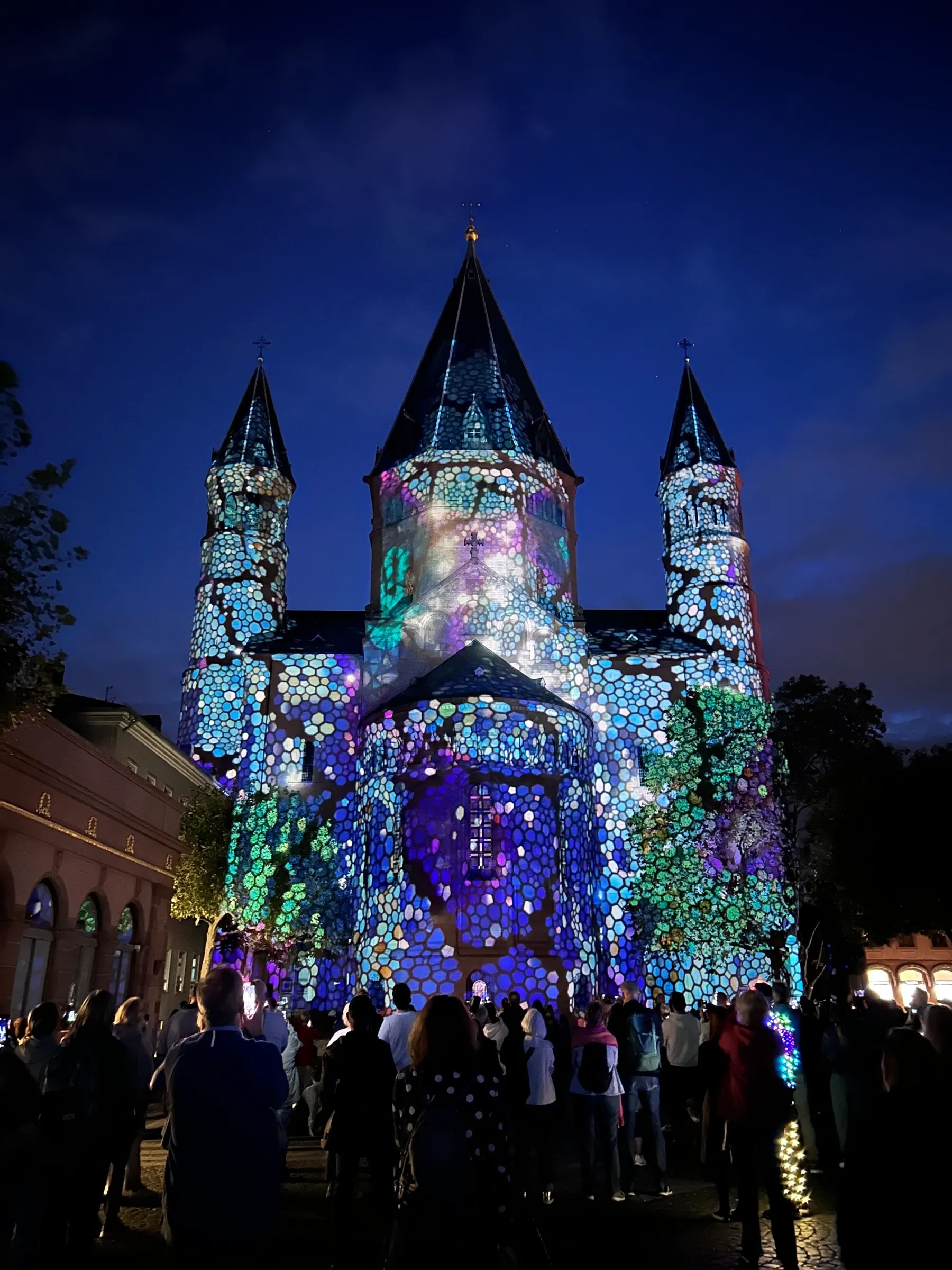 Projection Mapping verwandelt den Mainzer Dom in eine farbenfrohe Lichtkunstinstallation während Mainz Leuchtet.