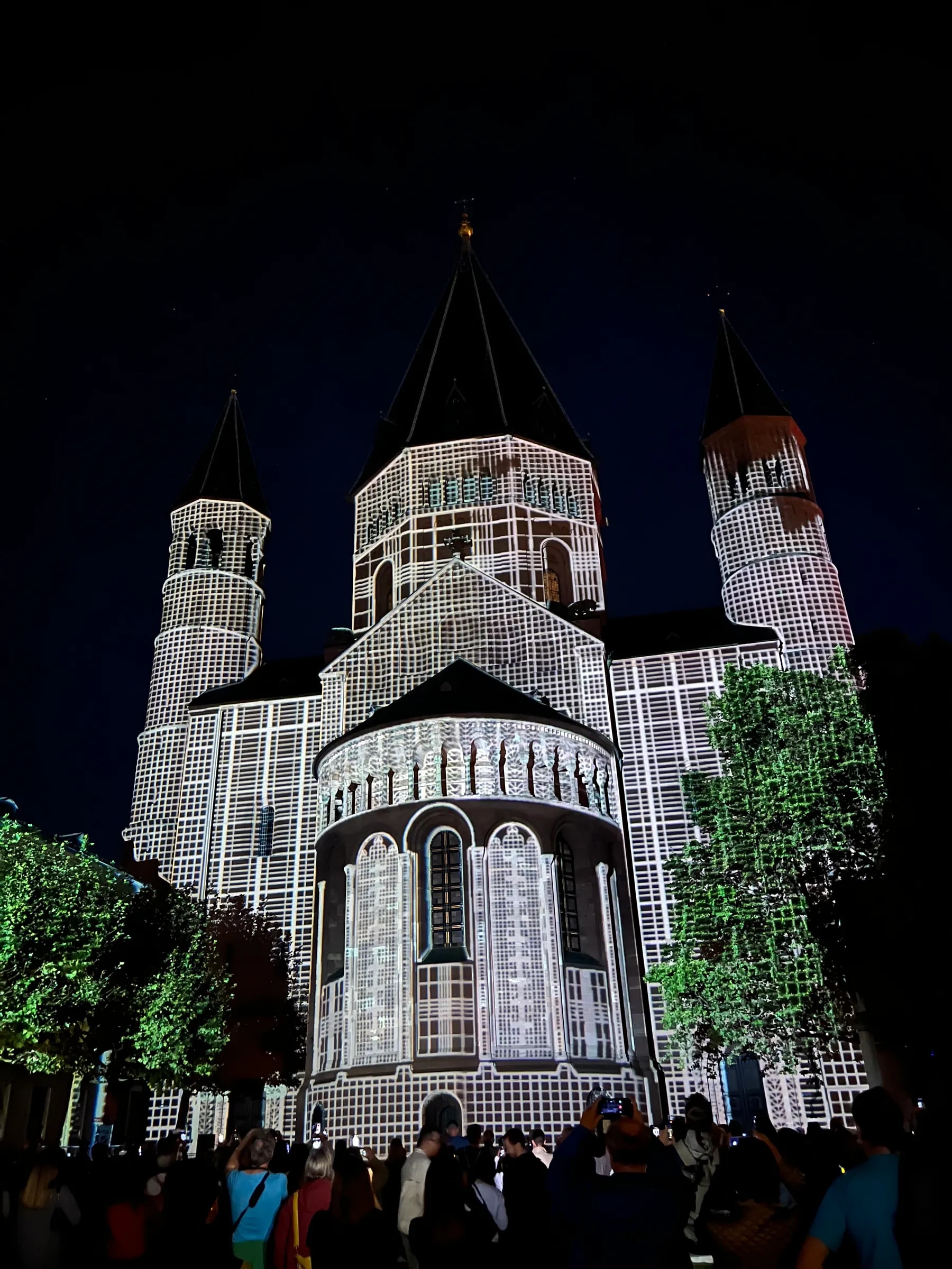Projection Mapping verwandelt den Mainzer Dom in ein digitales Wireframe und macht seine Architektur während Mainz Leuchtet sichtbar.