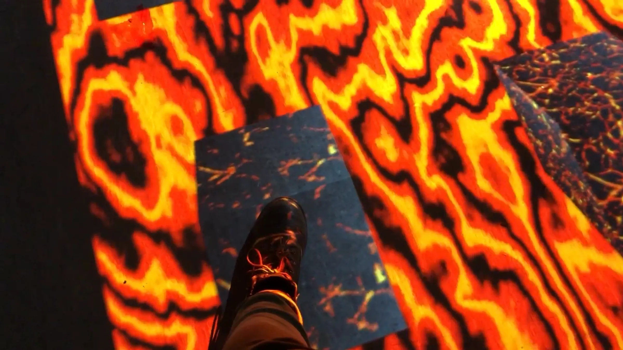 Spieler bewegt sich über sichere Plattformen innerhalb der interaktiven Bodenprojektion „The Floor Is Lava“.