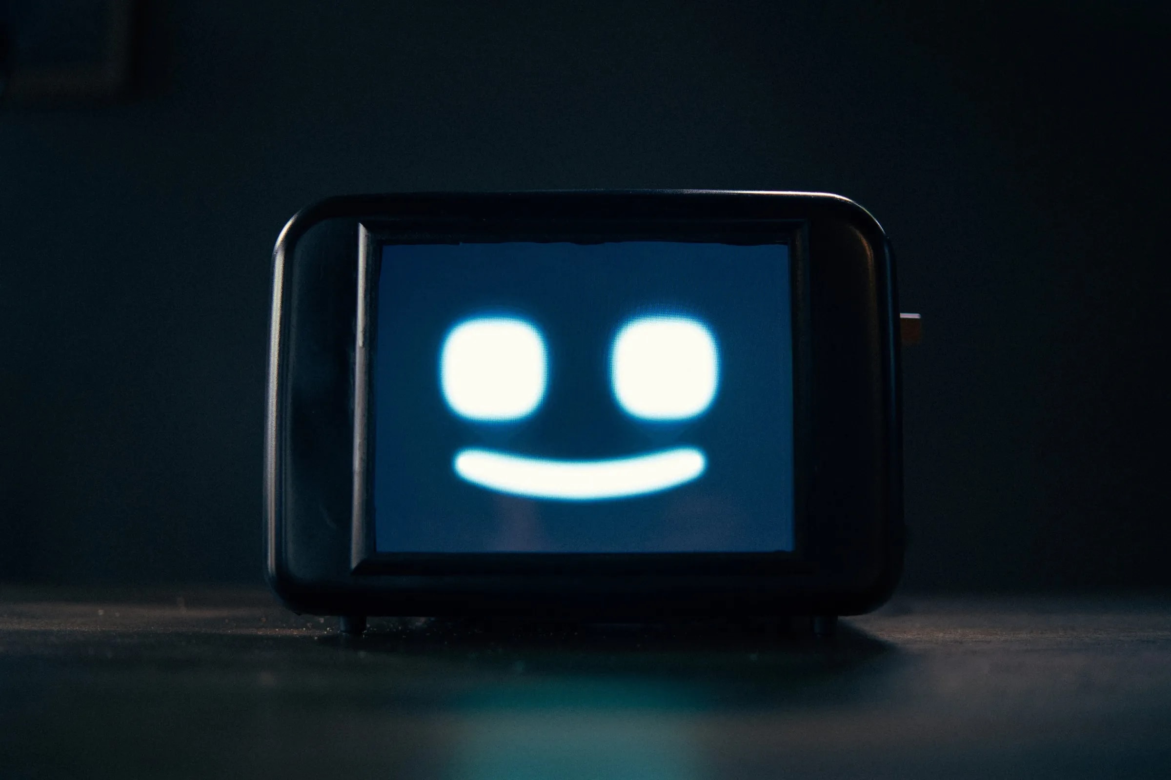Frontansicht des Toasters „Knuspix9000“ mit einem animierten Gesicht auf dem integrierten Display.