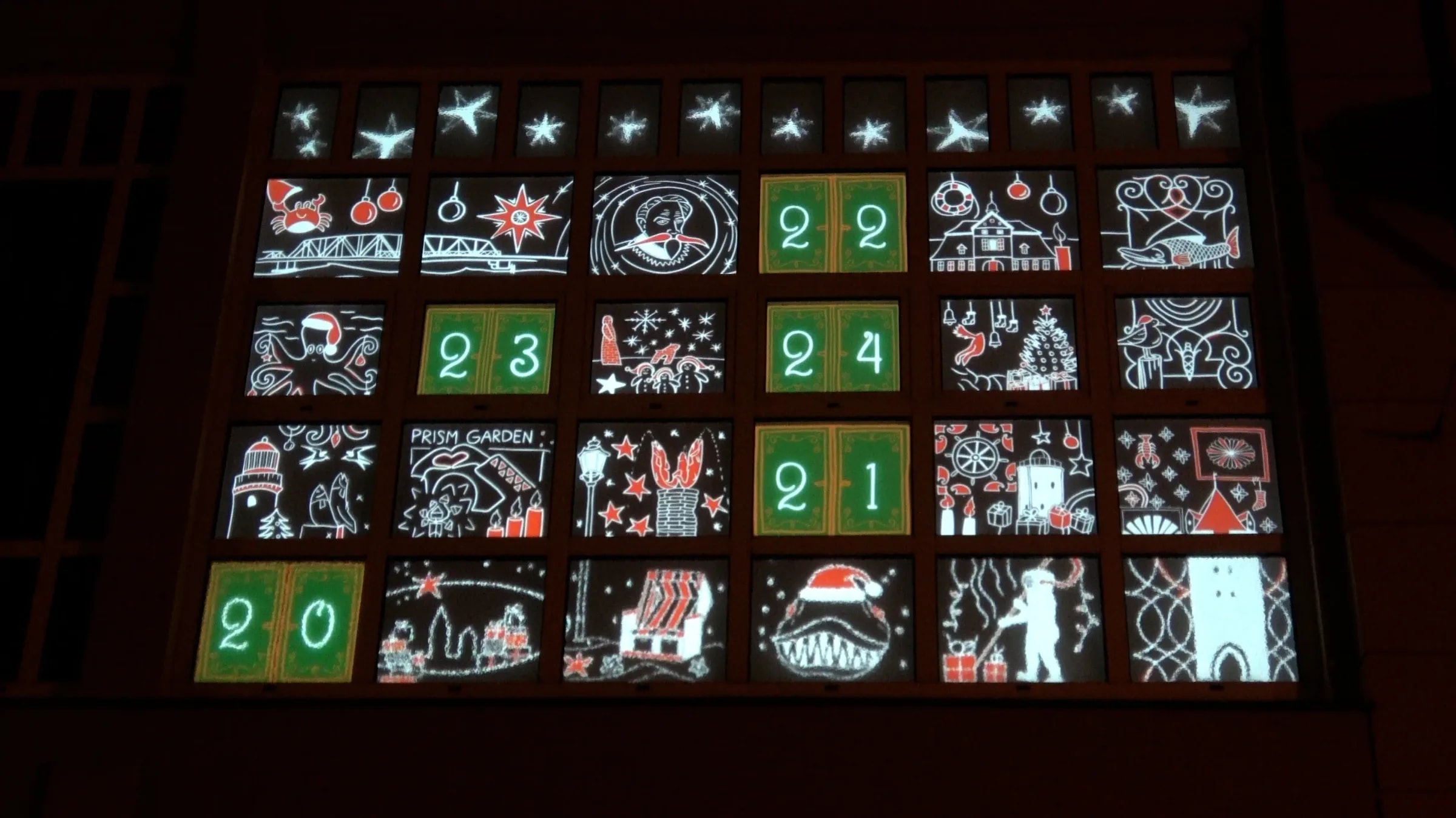 Shortly before Christmas nearly every window is open, showing maritime and festive motifs from Barth: a lighthouse, a beach chair, an octopus, a sailing ship and gingerbread figures.