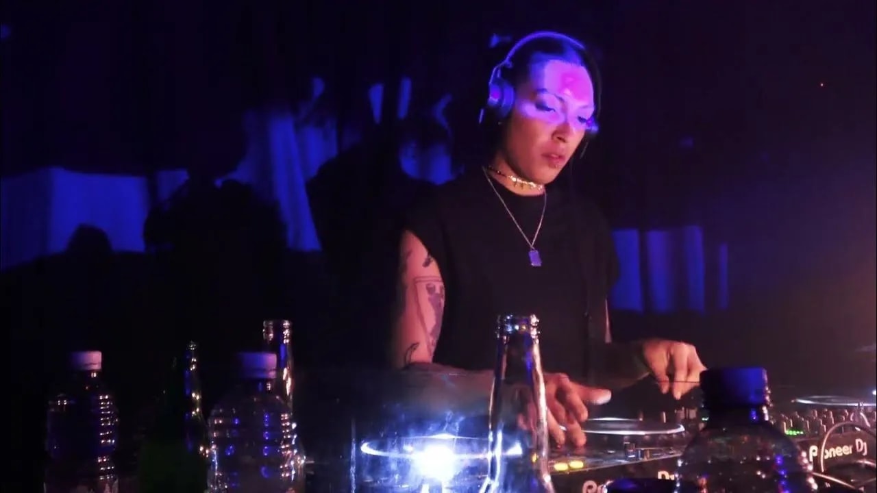 DJ-Performance mit Echtzeit-Audiovisualizer und audio-reaktiven Projektionen, die sich synchron zur Musik verändern.