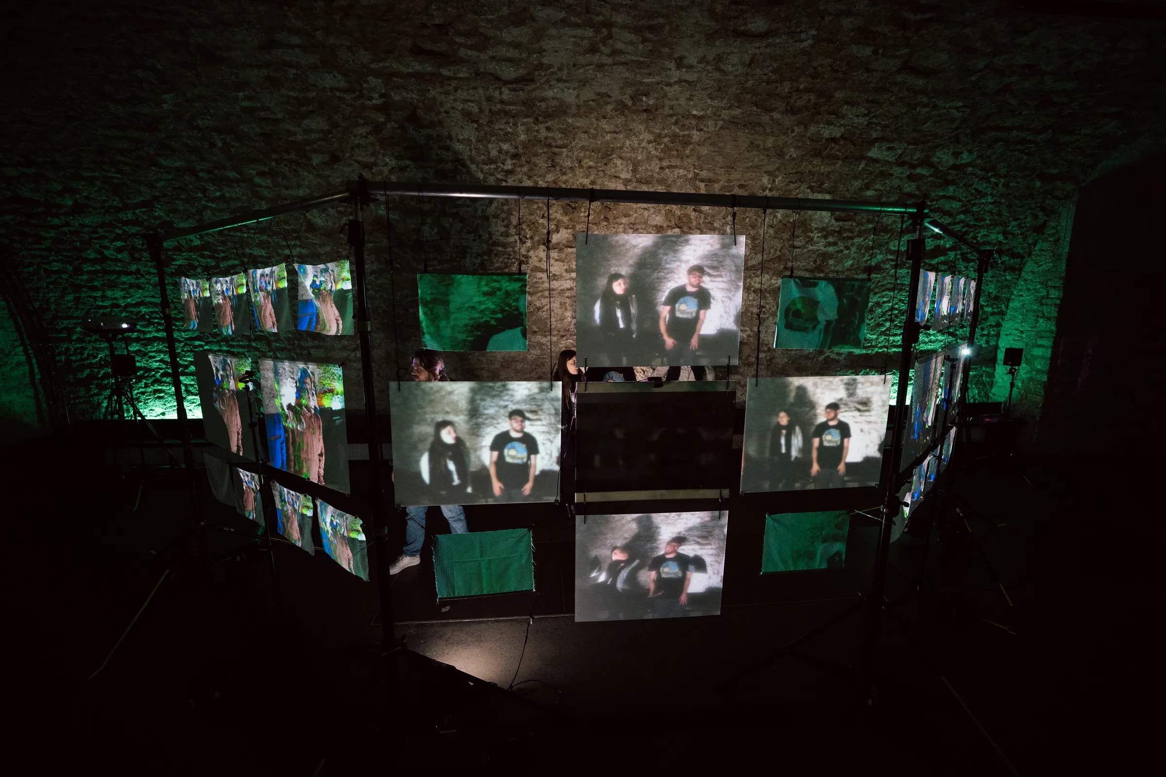 Gesamtansicht der Installation Echoes from Beyond mit 29 Projektionsflächen im Gewölbe der Kulturei Mainz