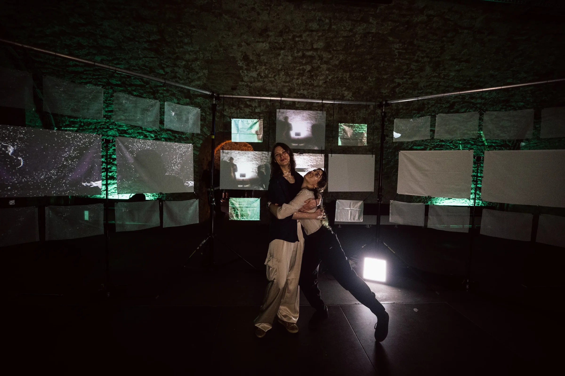 Die Künstlerinnen von „Echoes from Beyond“ stehen gemeinsam vor den Projektionsflächen der interaktiven Rauminstallation in der Kulturei Mainz.