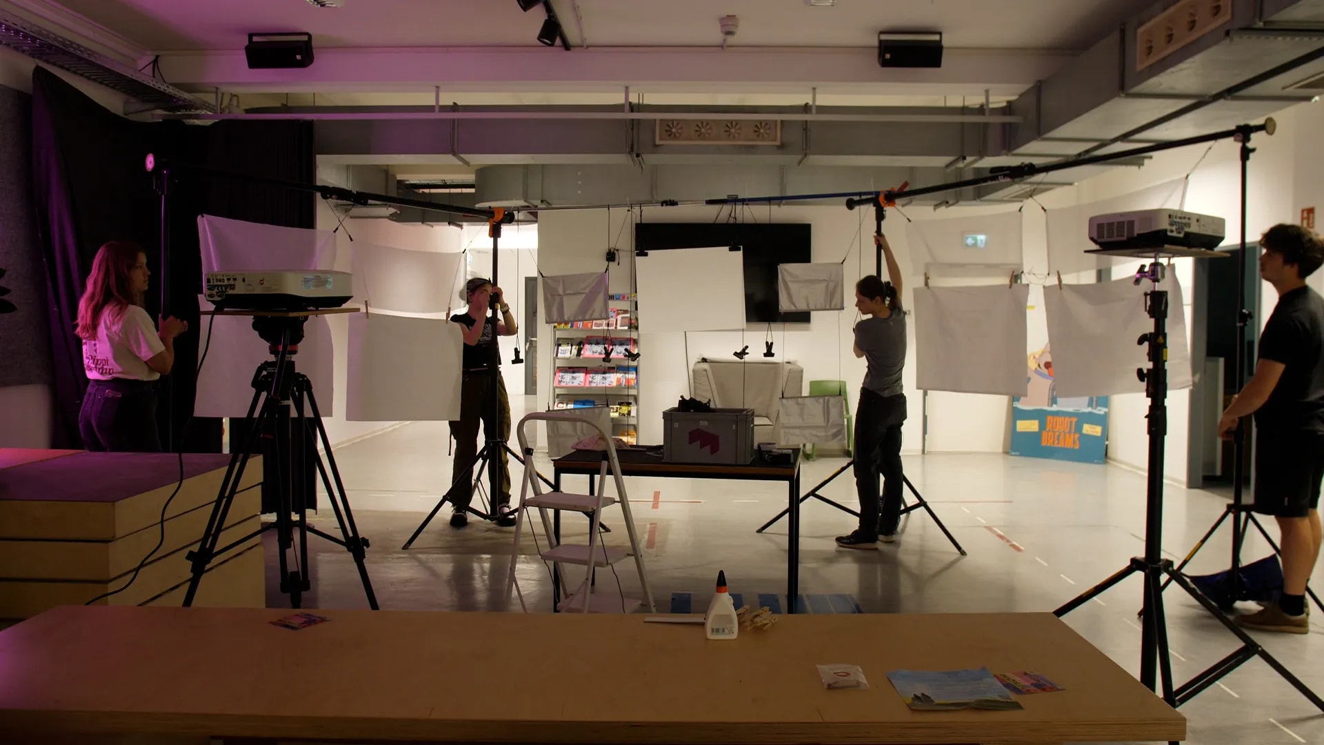 Das Team baut die Projektionsflächen und Technik für die interaktive Rauminstallation „Echoes from Beyond“ auf.
