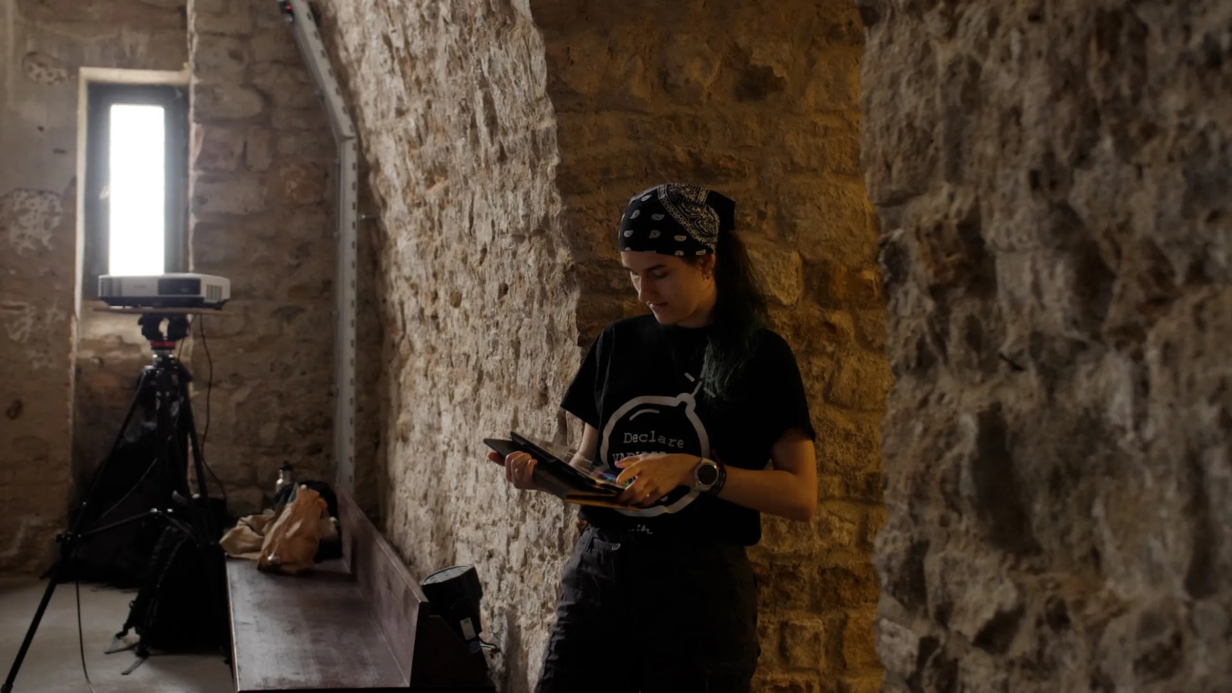 Vorbereitung der interaktiven Installation mit Projektor und Steuerung während des Aufbaus in der Kulturei Mainz.