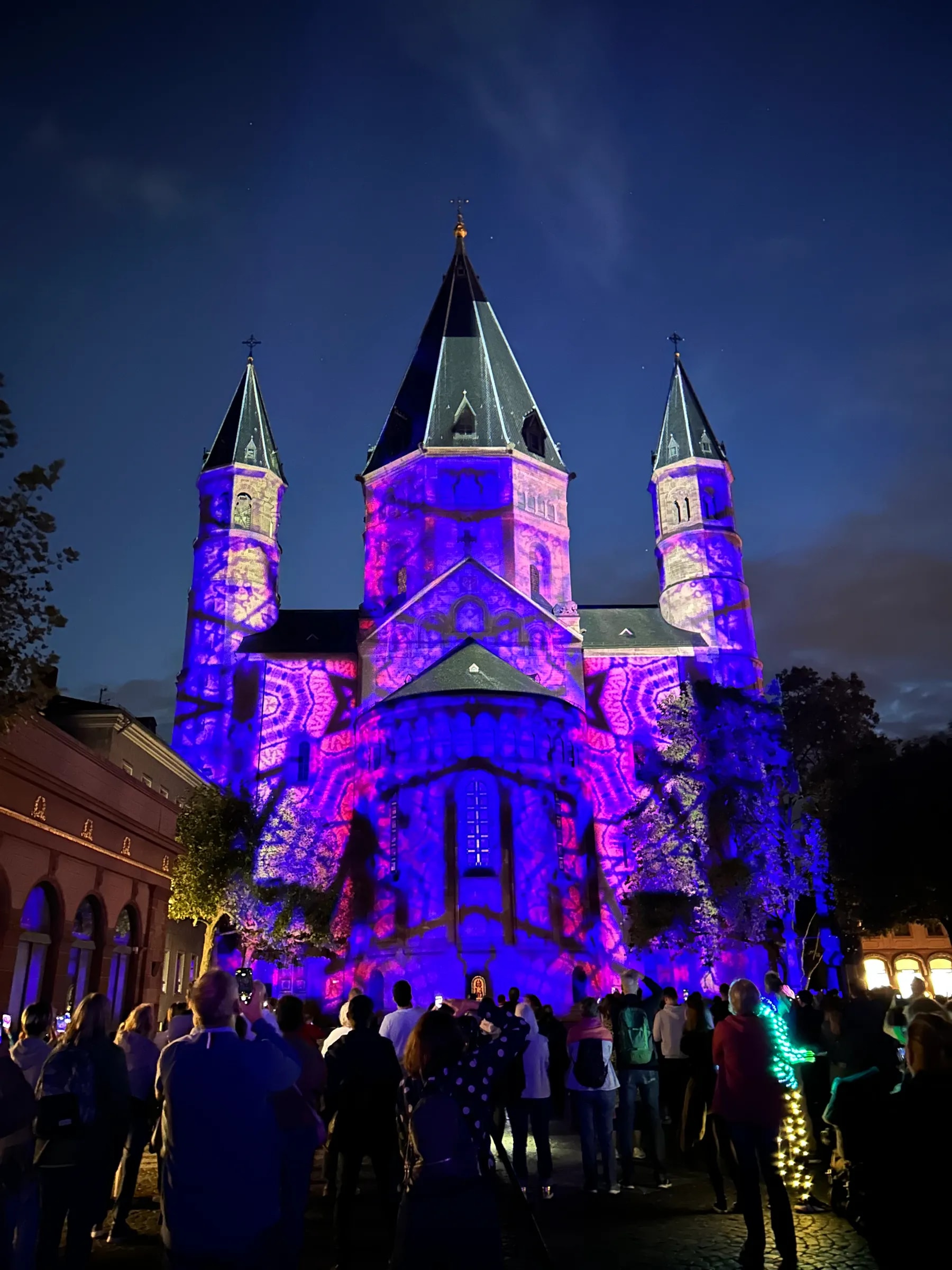 Farbintensive Projection-Mapping-Show in Violett und Blau auf dem Mainzer Dom während Mainz Leuchtet.