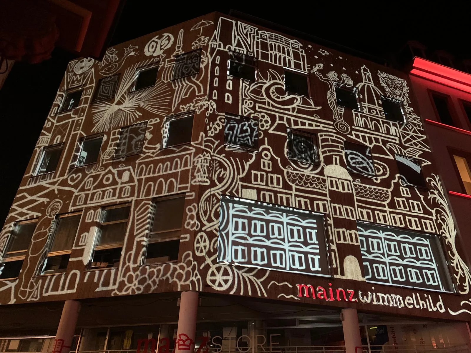 Detailaufnahme des Projection Mappings auf der Fassade des Mainz Store während Mainz Leuchtet.