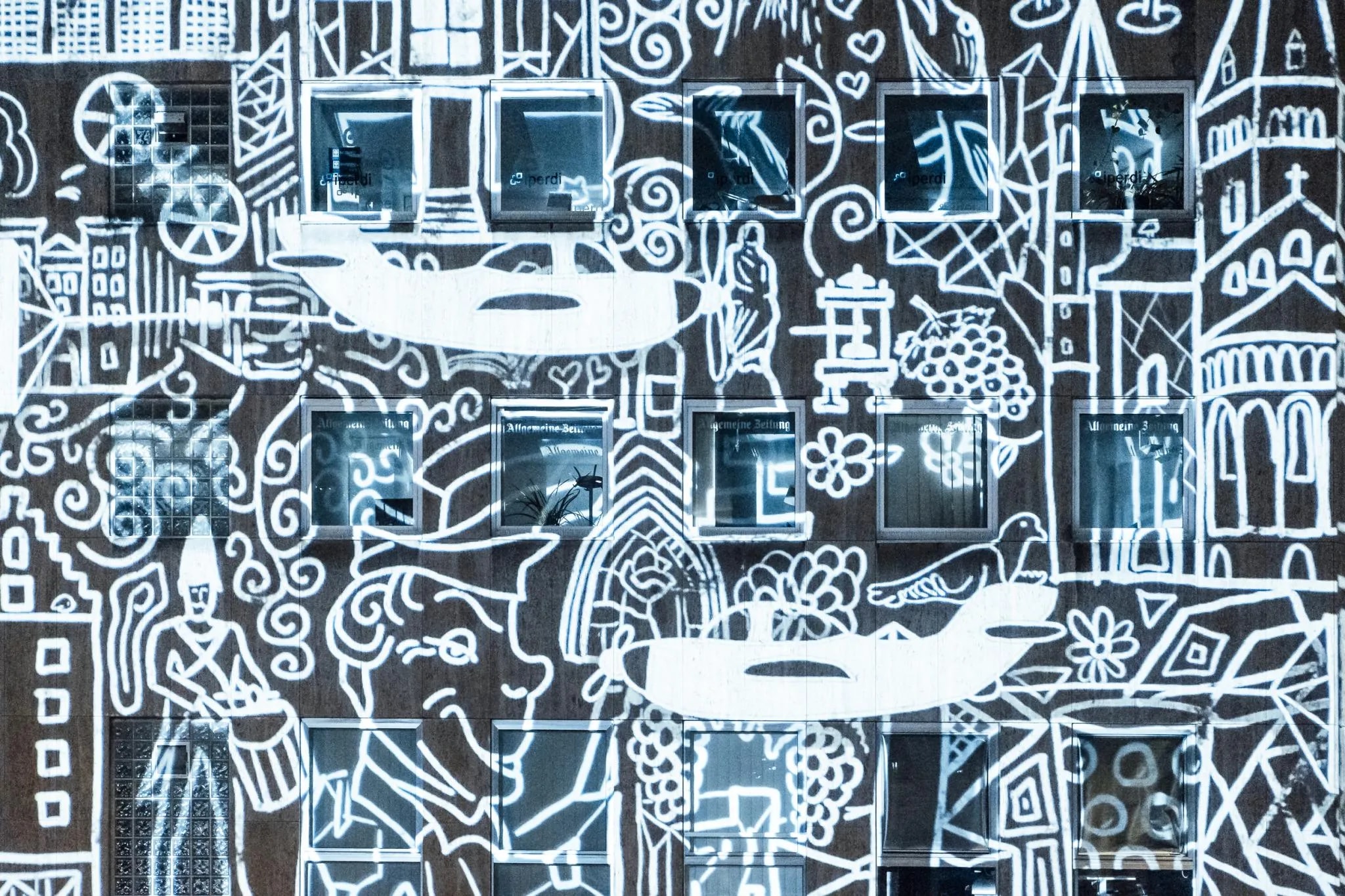 Wimmelbild-Projektion auf der Fassade des Mainz Store als Teil der Lichtkunst von Mainz Leuchtet.