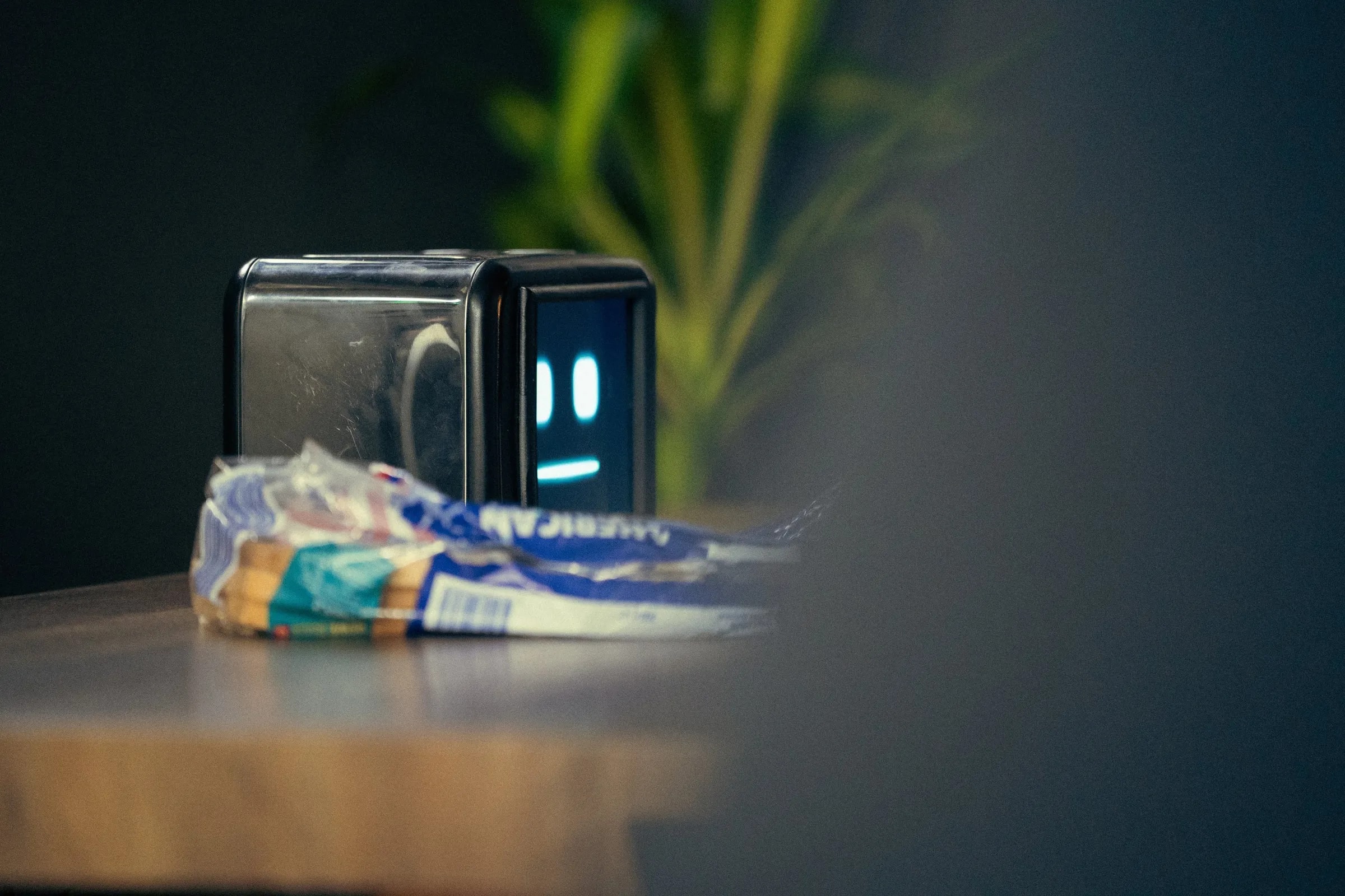 Der KI-Toaster „Knuspix9000“ mit animiertem Gesicht steht als Filmrequisite auf dem Set.