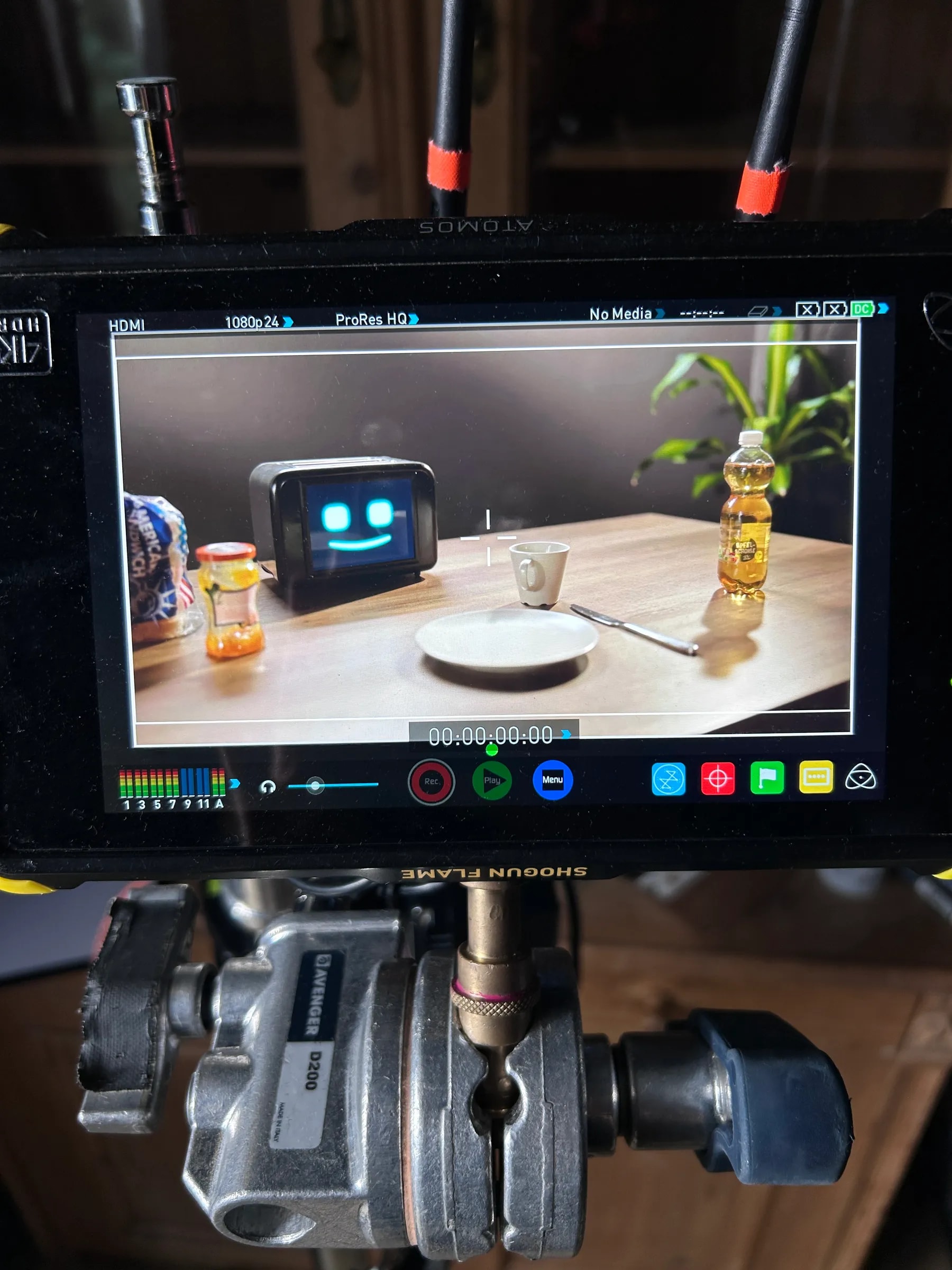 Blick auf den Kameramonitor mit dem eingerichteten Filmset und dem Toaster „Knuspix9000“ als Hauptfigur.