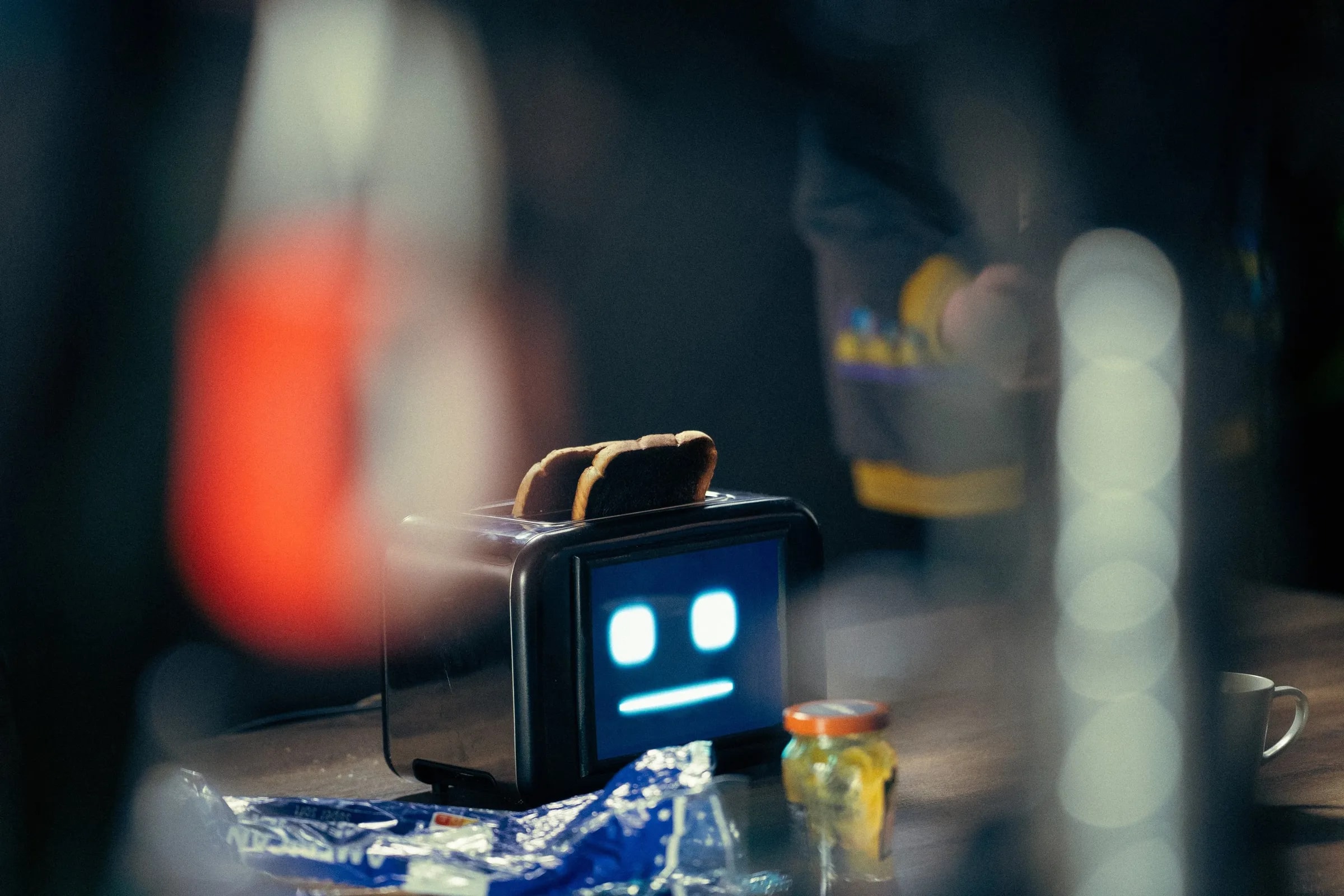 Der umgebaute Toaster „Knuspix9000“ mit animiertem Display steht am Filmset während der Live-Face-Animation.
