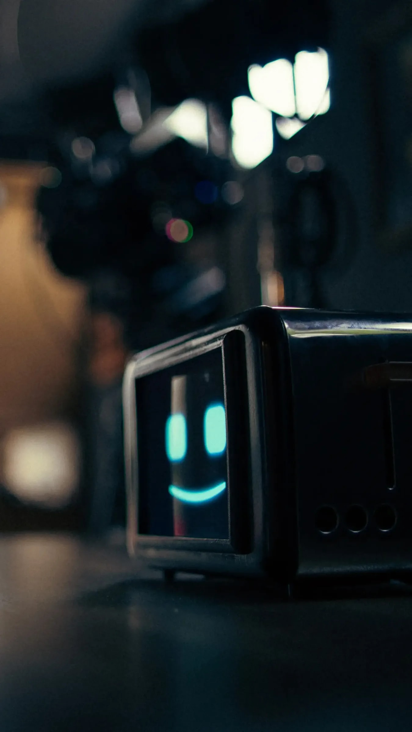 Seitenansicht des Toasters „Knuspix9000“ vor einer Filmkamera während der Dreharbeiten.