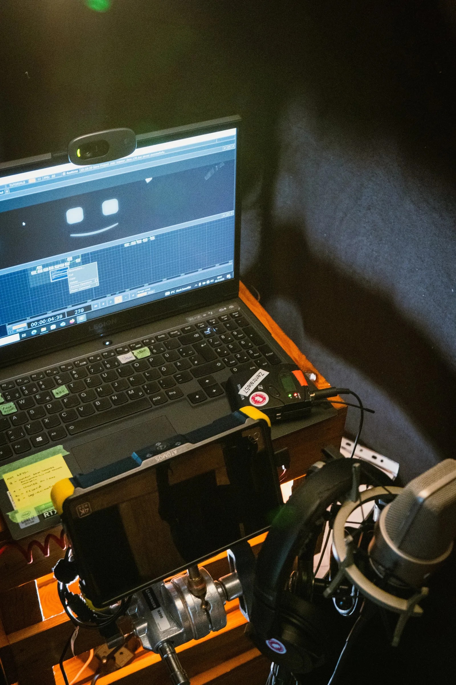 Laptop mit TouchDesigner, MediaPipe und Kamera-Setup zur Echtzeitsteuerung der Gesichtsanimation des Toasters.