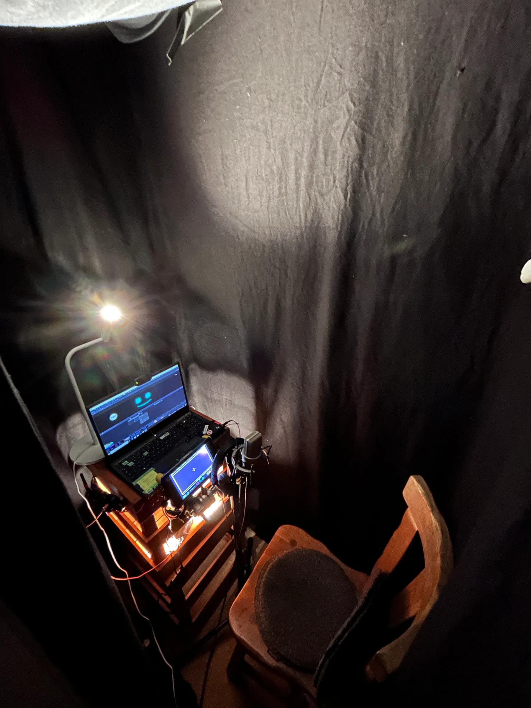 Technik-Setup mit Laptop, Mikrofon und TouchDesigner für die Sprach- und Gesichtssteuerung des Toasters.